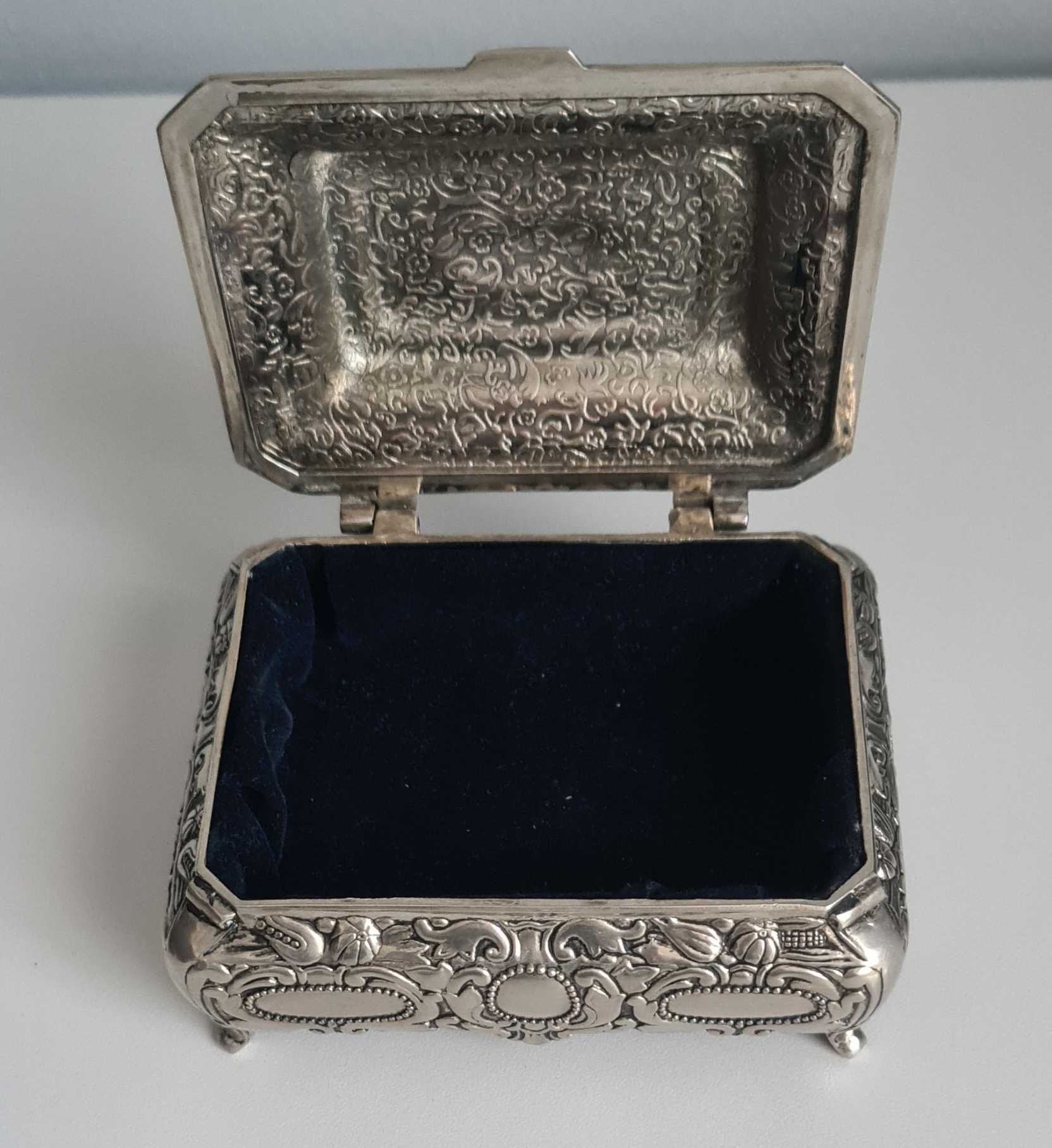 Posrebrzana szkatułka na biżuterię retro