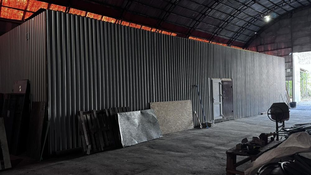 Ангар з офісним приміщенням