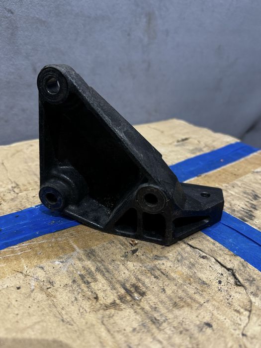 Кронштейн двигателя правый Opel Astra H Zafira B