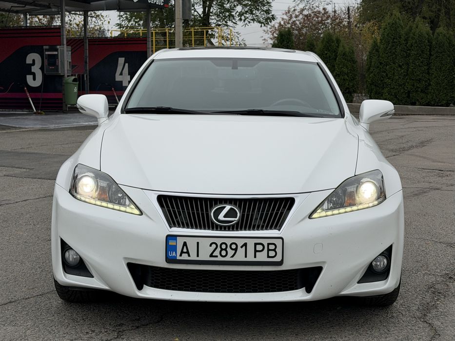 Lexus is 250 awd в ідеальному стані