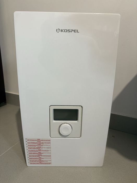 Elektryczny przeplywowy podgrzewacz wody marki Kospel.