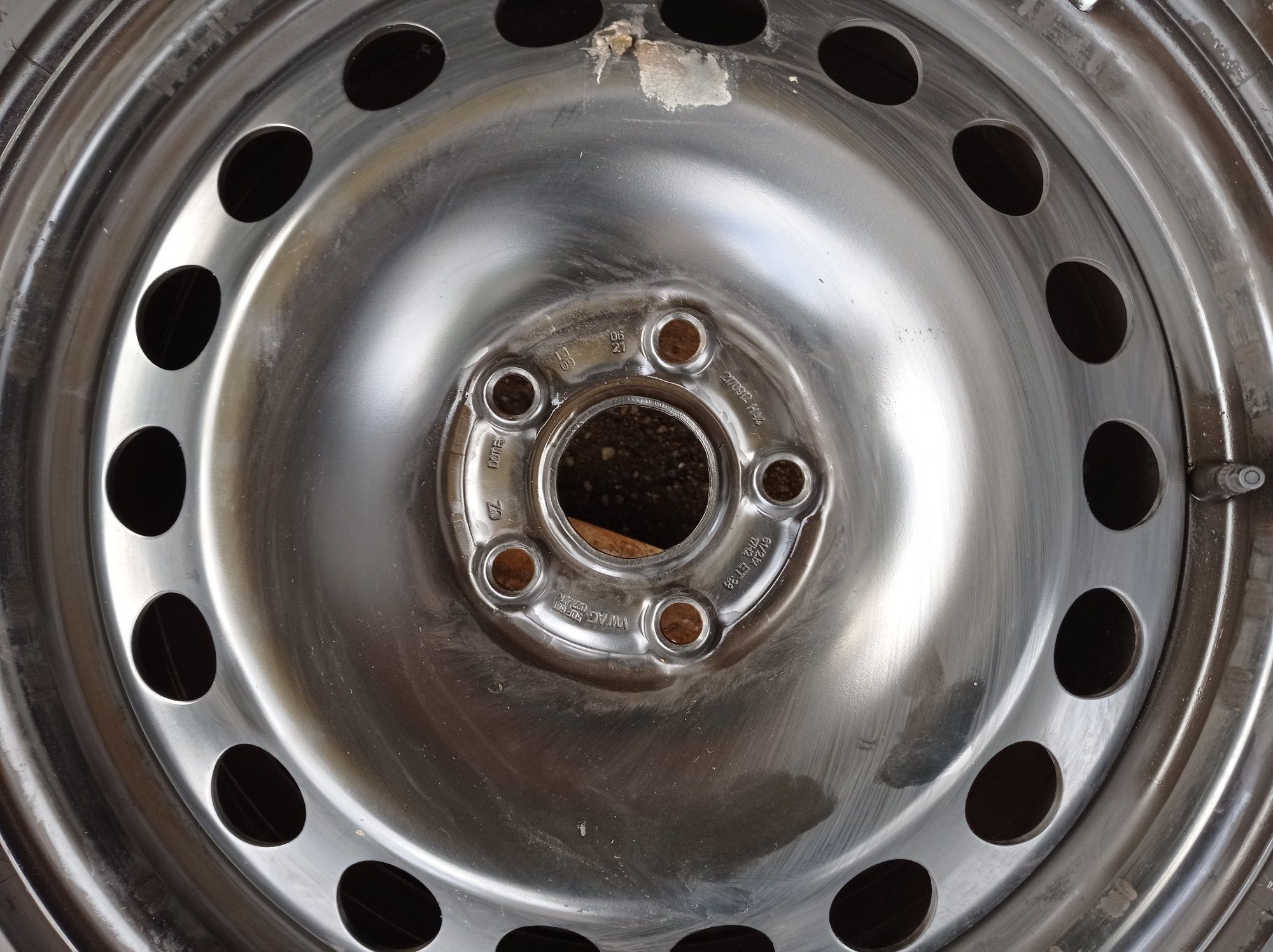 Vw Skoda Felgi stalowe 6,5Jx17 5x112 z oponami zimowymi 215/65R17