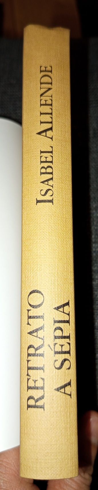 Livro de capa dura Retrato a Sépia de Isabel Allende