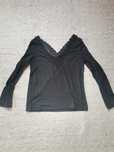 Blusa preta de manga comprida com detalhe de renda