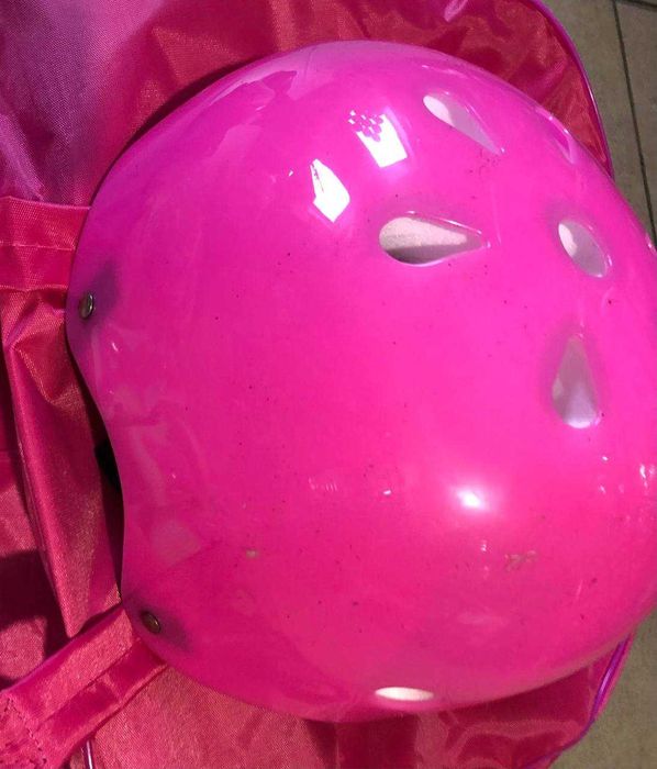 Игровой набор:ролики(все! колеса светящиеся), защита, шлем, рюкзачек