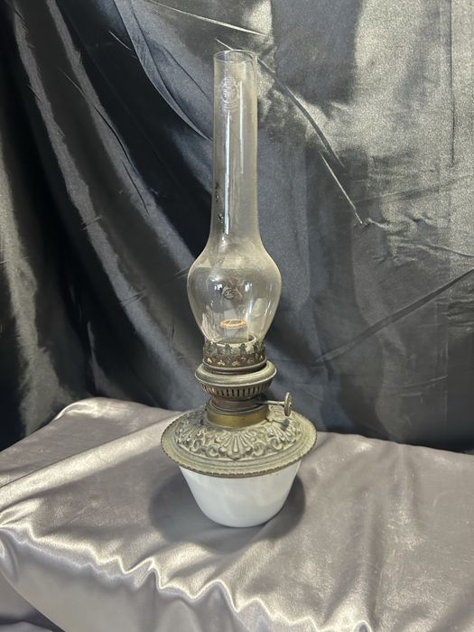 Lampa Naftowa z Białym Ceramicznym Zbiornikiem