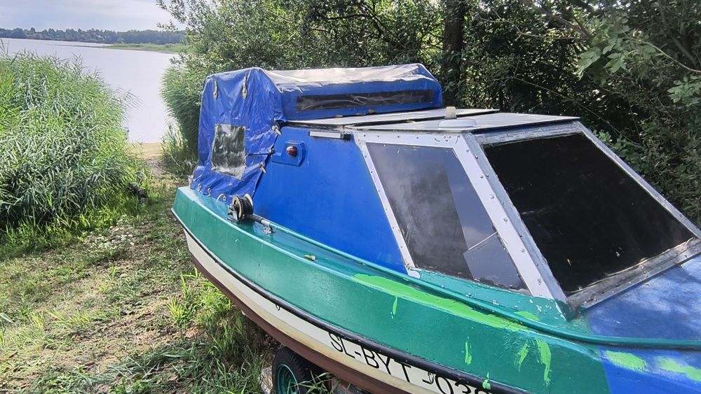 Łódka wedkarska kabinowa