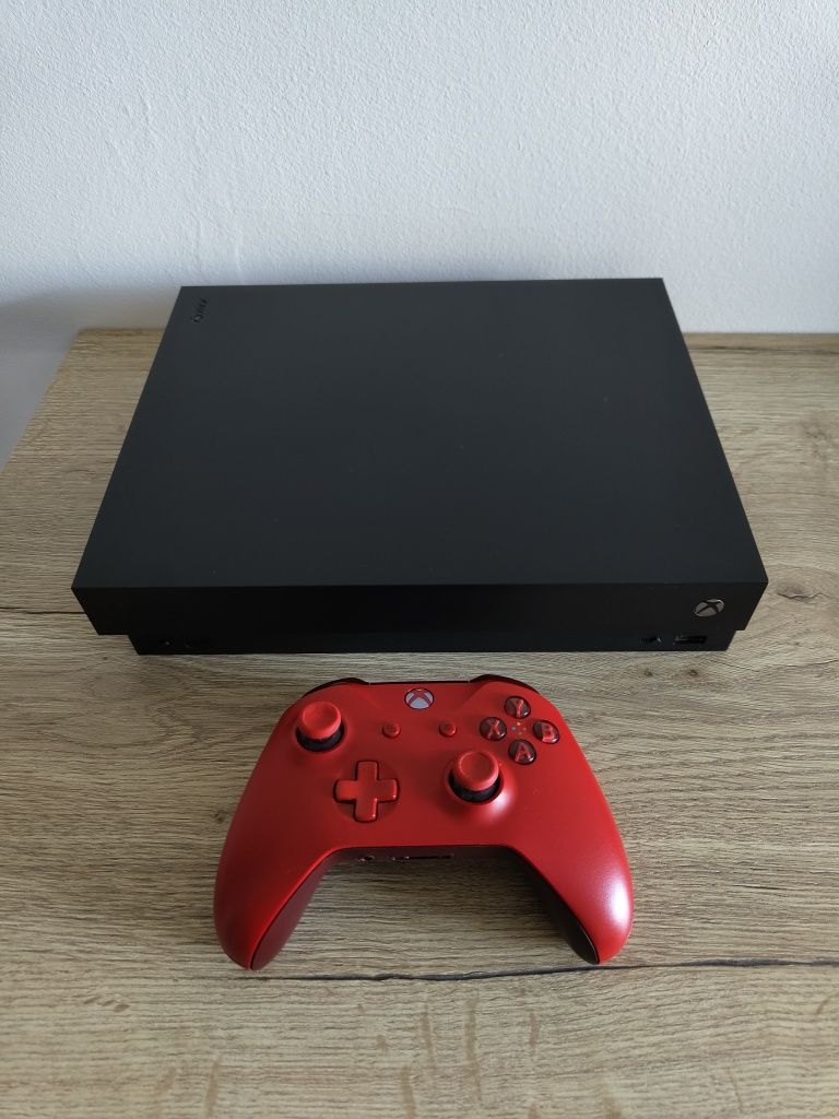 Consola Xbox One X + comando vermelho