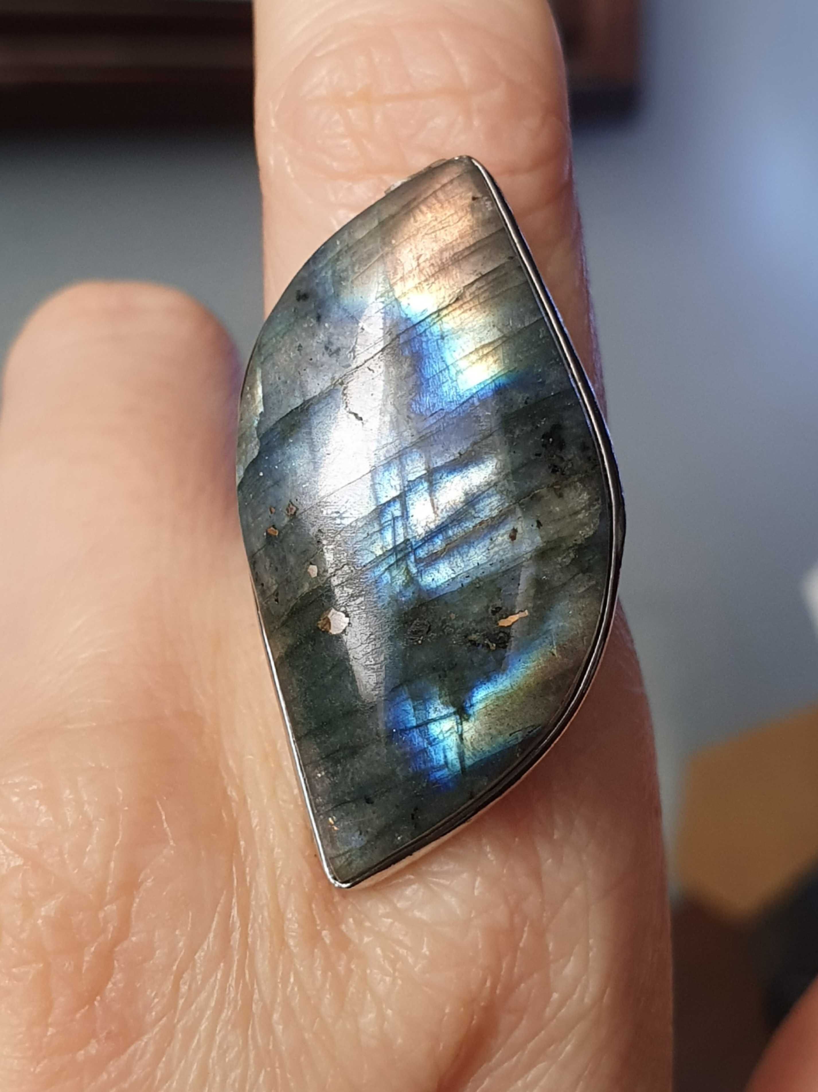 Anel ajustável com labradorite azul e multicolor, pedra natural