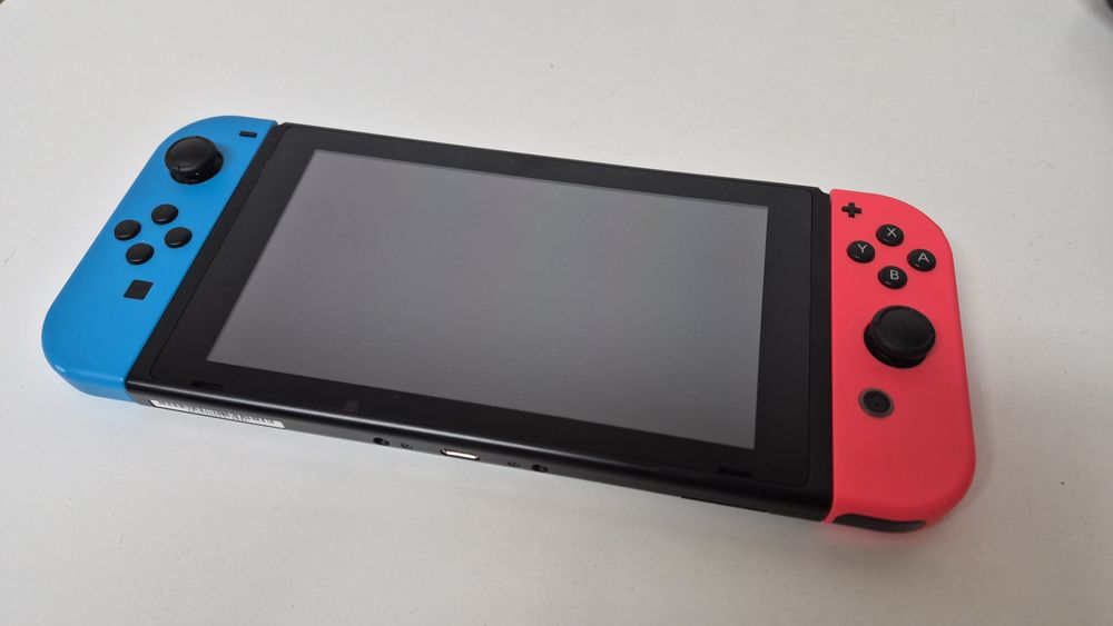 Nintendo Switch v2 + etui + karta 256gb