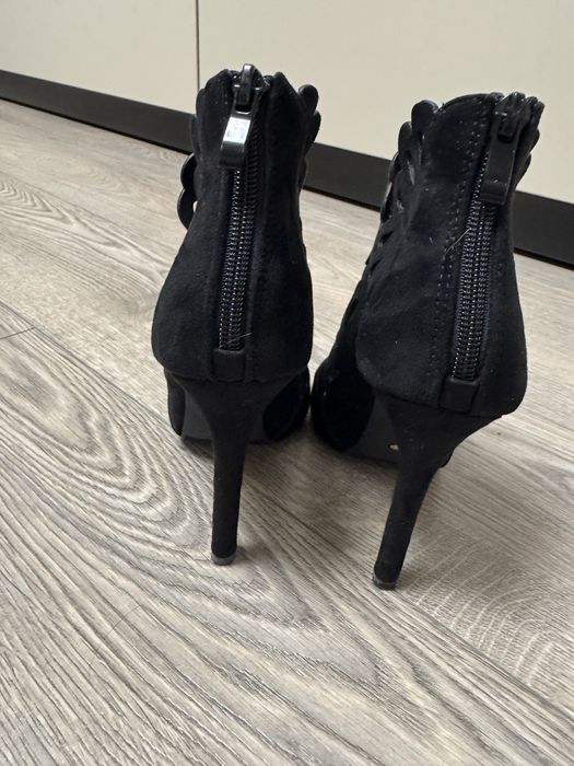 Босоніжки на підборах.