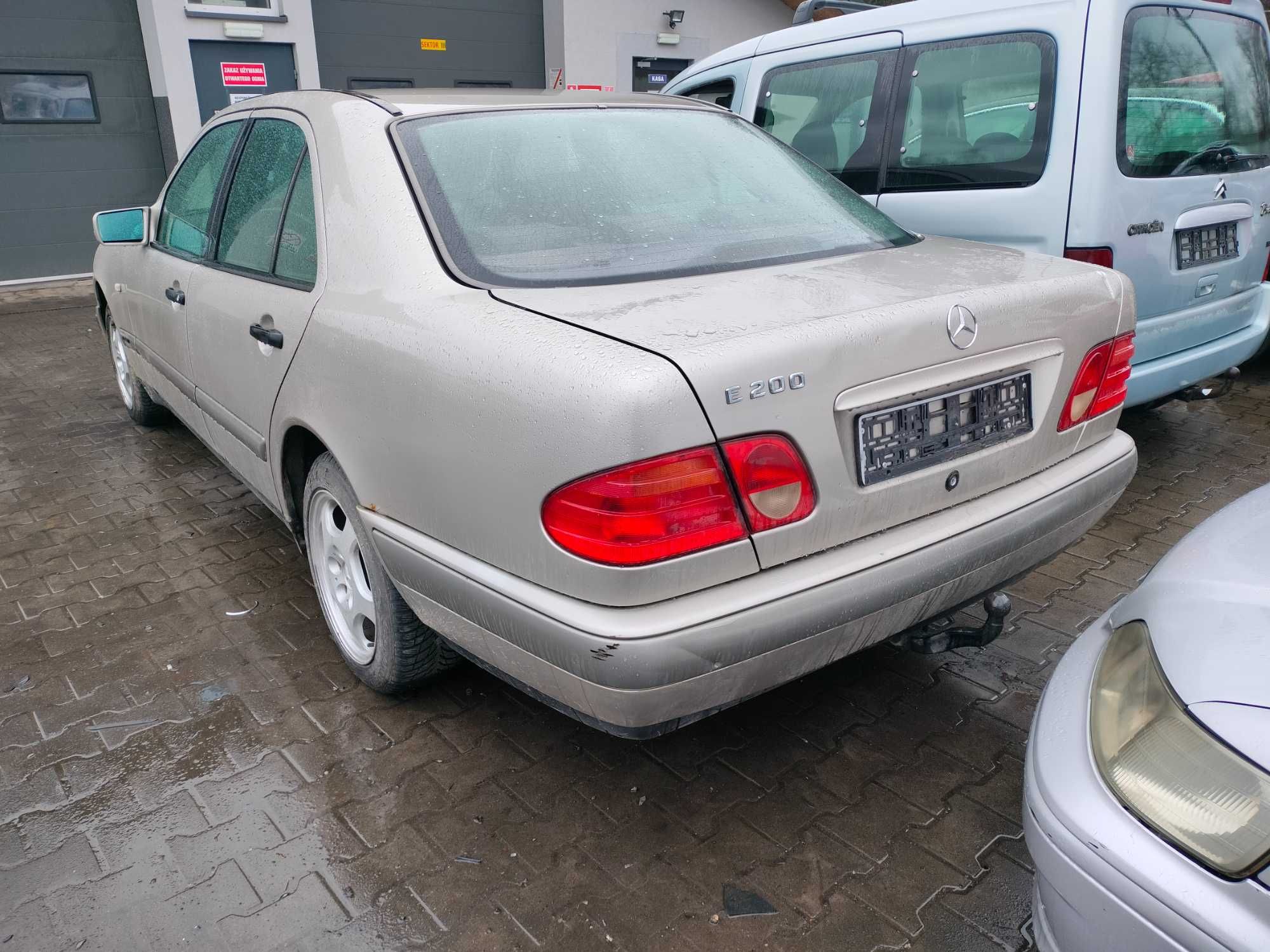 Mercedes E Klasa W210 Okular 702