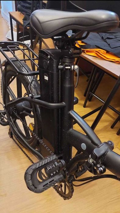 Bicicleta eléctrica com pouco uso.