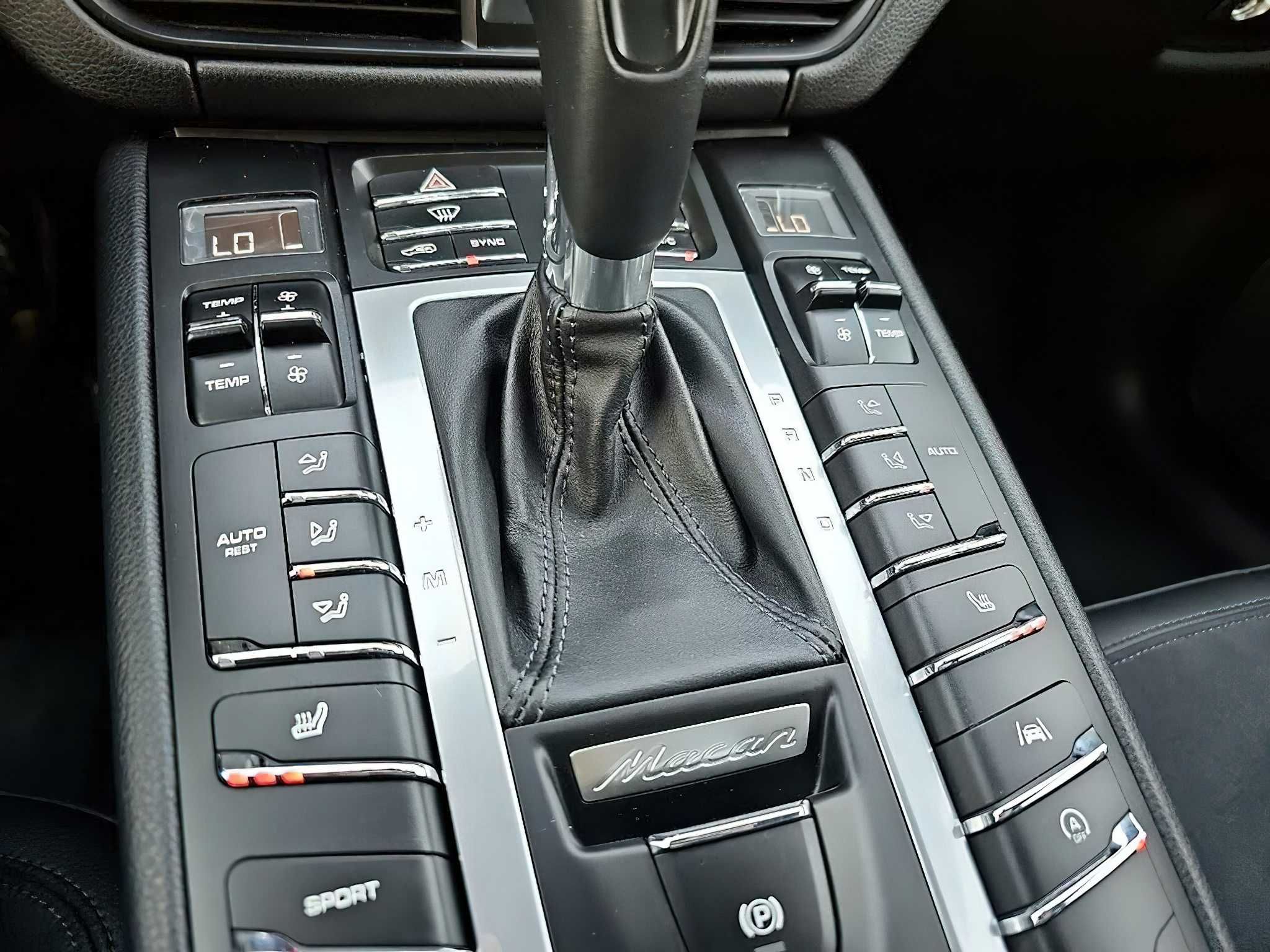 Porsche Macan Base      2021