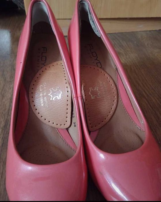 Lakierowane koralowe czółenka gruby obcas r.38 Floyd by Smith