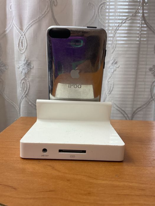 Ipod touch 3 32gb + зарядна станція