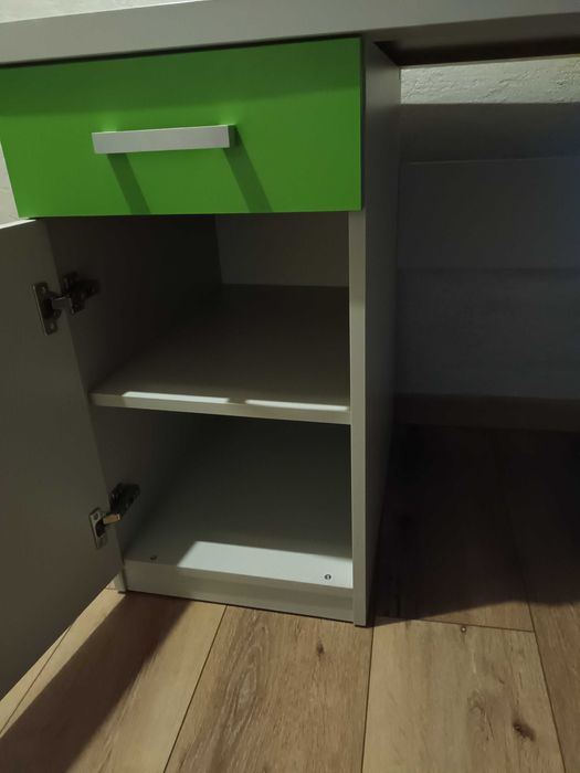 Używane biurko do pokoju dziecięcego