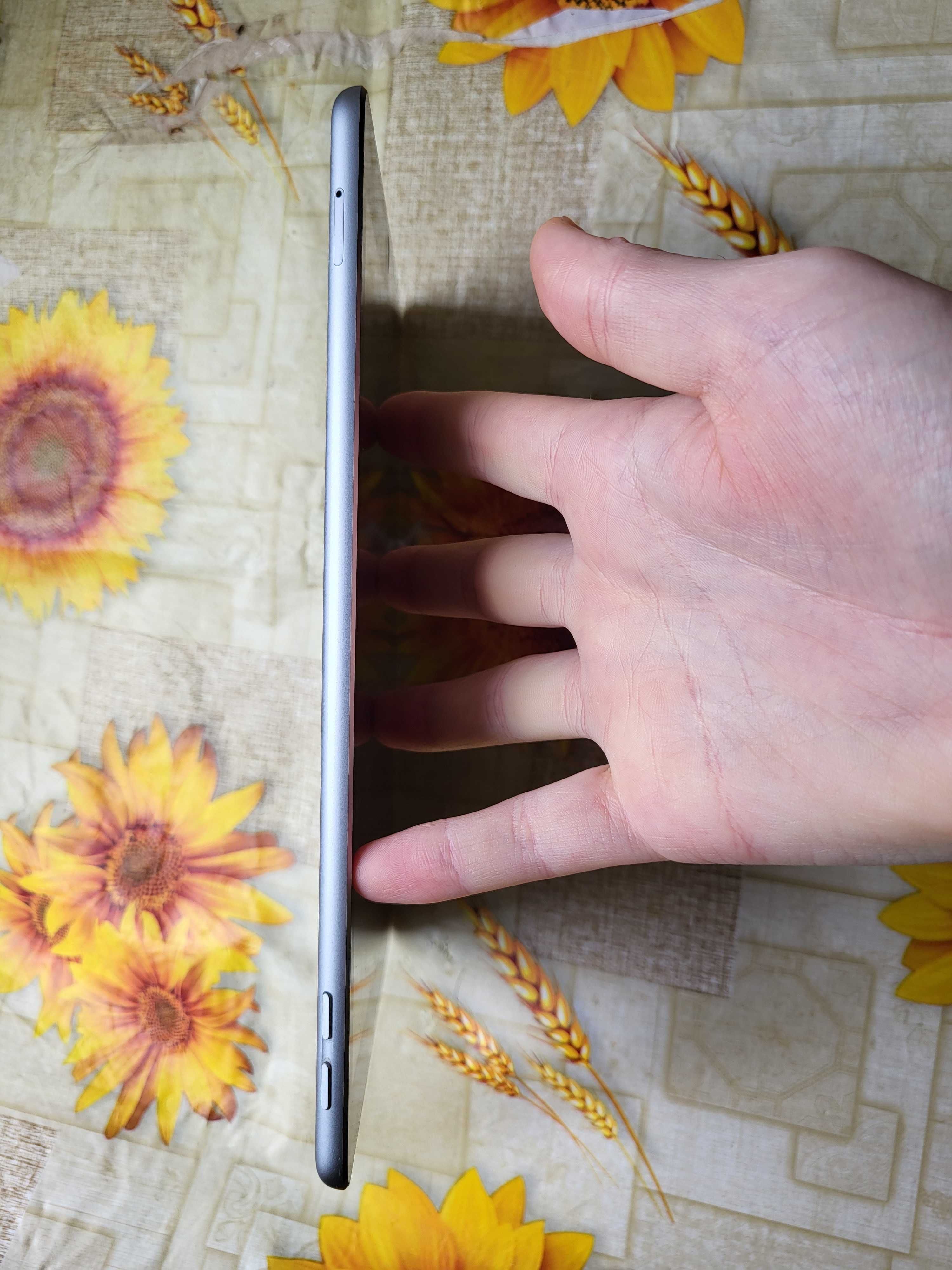 Планшет Apple iPad 9.7" 6 покоління 32 ГБ
