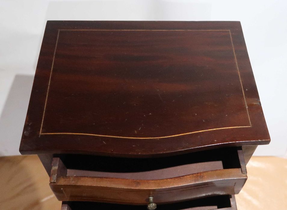 Mesa de apoio antiga estilo D. Luís XV