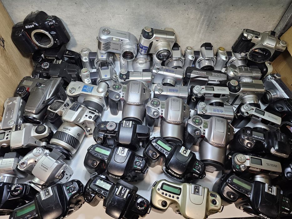 Лот фотоапаратів Canon EOS, Minolta  Maxxum Olympus Nikon Pentax та ін