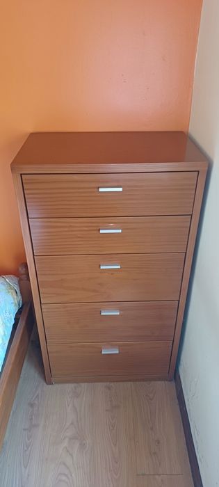 Camiseiro em madeira