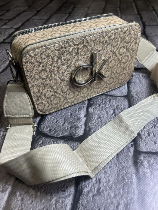 ЦЕНА ТАКОЙ 1700! Женская сумка розовая Кельвин Кляйн Клат с ремешком