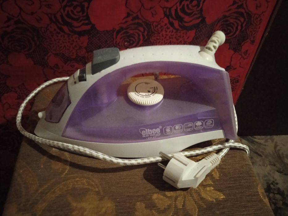 Утюг с антипригарным покрытием и отпариванием.