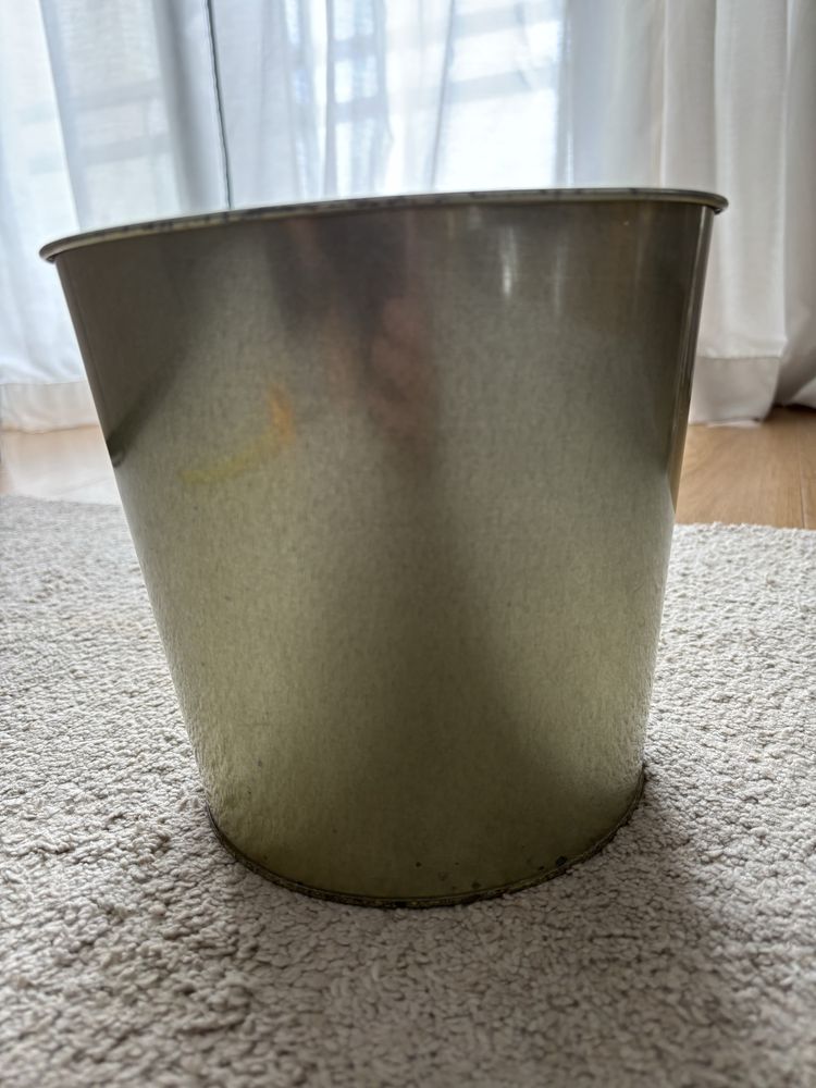 Vaso em metal dourado