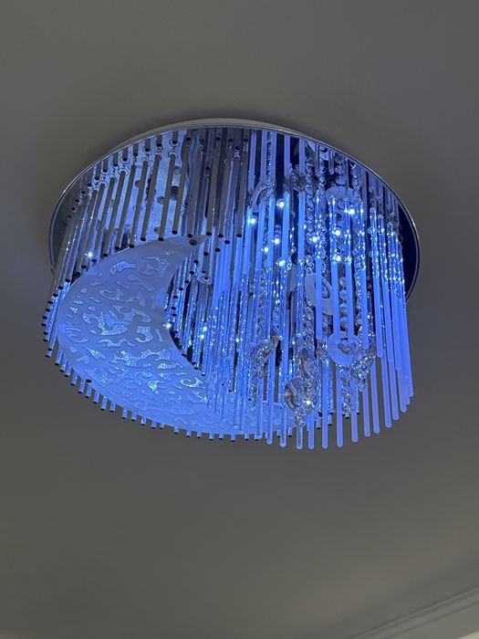 Срочно Продам красивую модную люстру