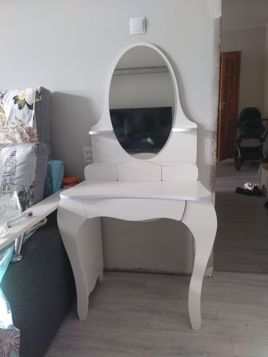 Косметичний стіл