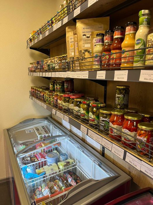 Металеві стелажі комбіновані з ДСП елементами.