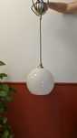 lampa sufitowa wisząca, klosz kula biała, czarny przewód, Ikea