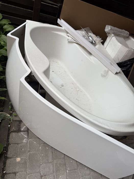 Кутова ванна в ідеальному стані