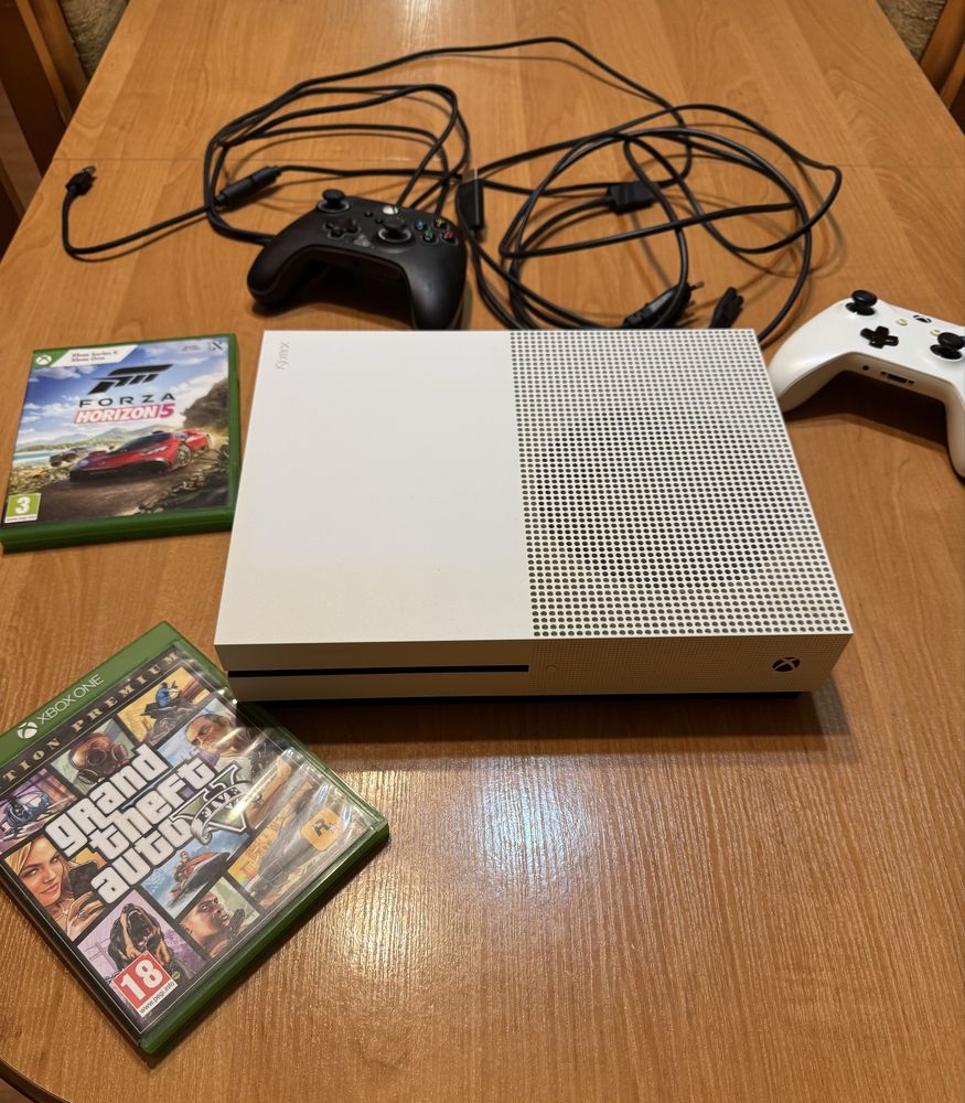 Xbox One S + dwa pady + 2 gry