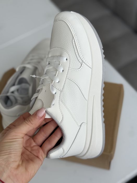 Кросівки білі натуральна шкіра 36-23,5см