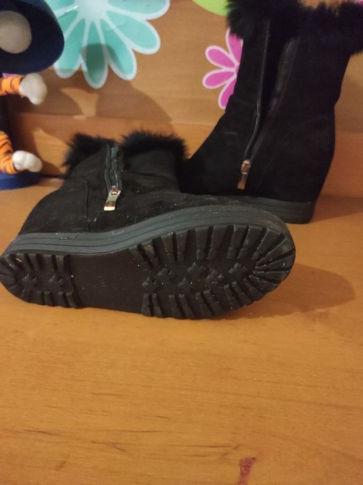 Чоботи зимові жіночі .