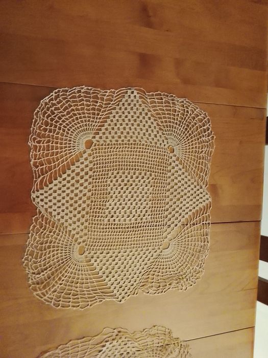 Conjunto de três naperons beje em crochê, lgeitos á mão, em linha 20
