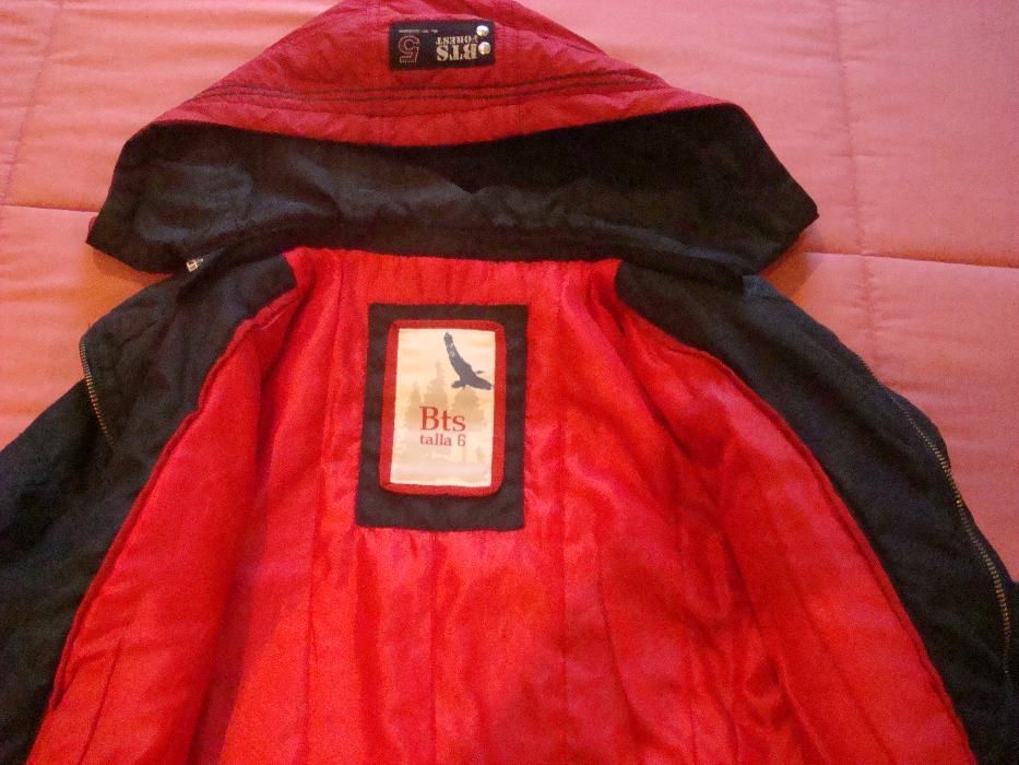 Casaco / kispo impermeável menino BTS 6-8 anos