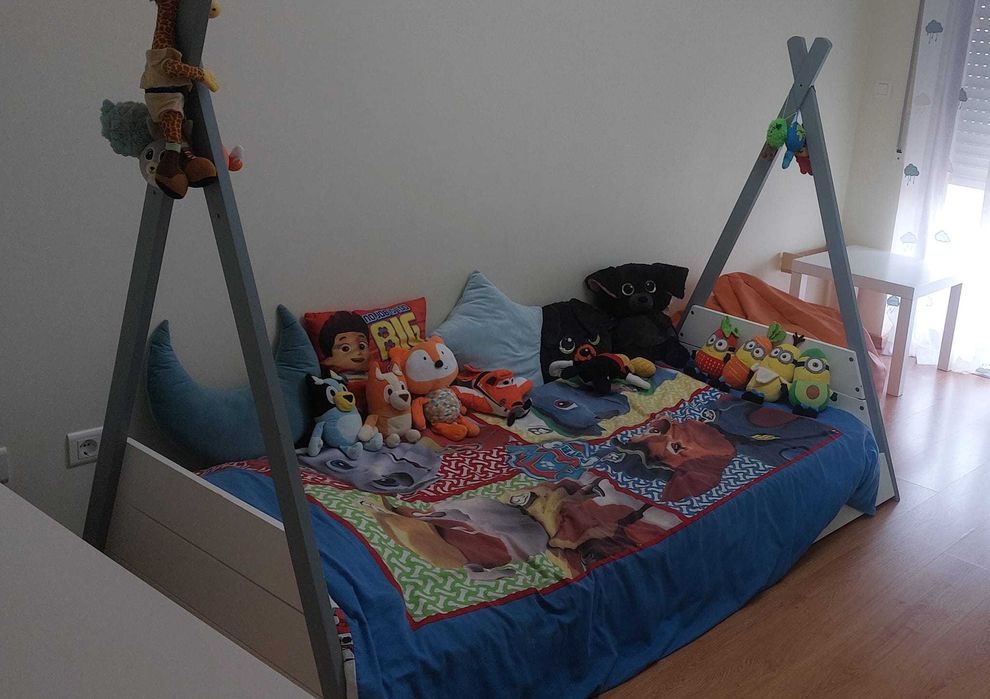 Cama 90*190 estilo tenda, com colchão incluido.