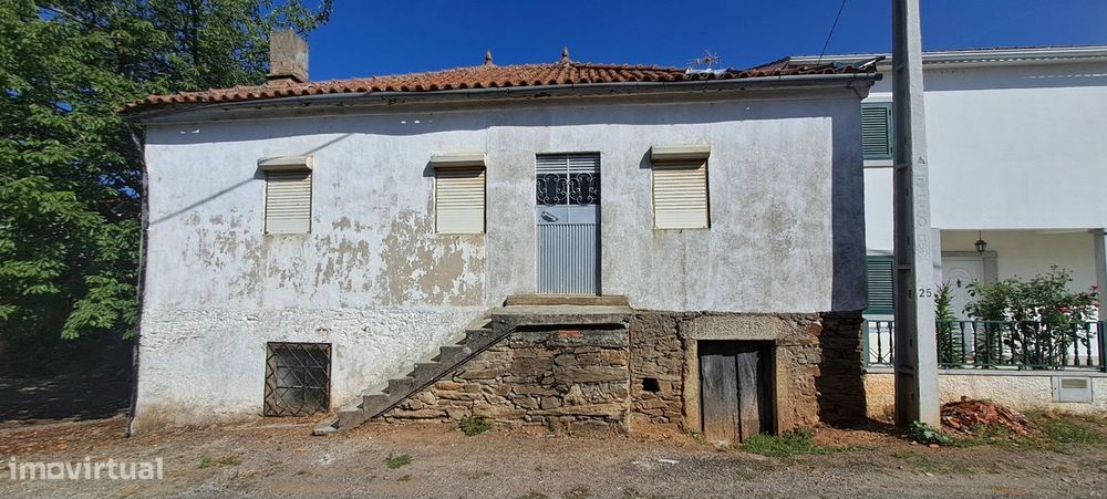Moradia para restaurar com terreno em S. Martinho de Angueira