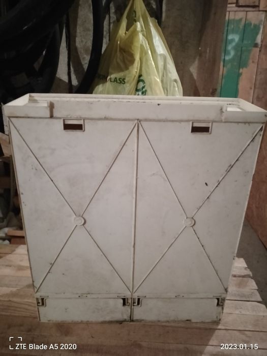 Шкафчик навесной у ванную .