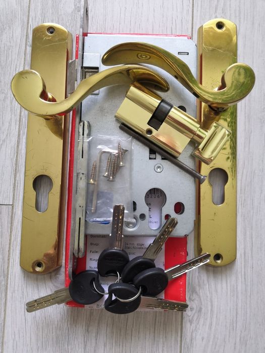 Врізний замок в комплекті