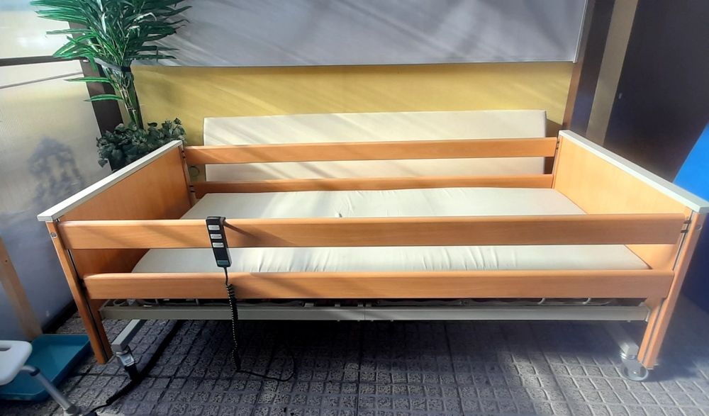 Cama articulada elétrica e elevatória hospitalar