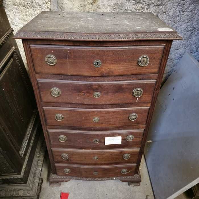 Mesinha de cabeceira em madeira, com friso ornamentado