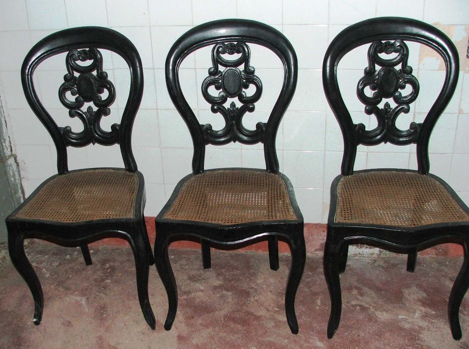 Cadeiras antigas e elegantes