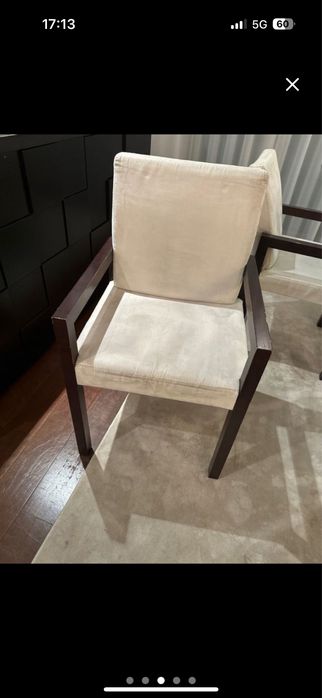 Mesa de jantar e cadeiras