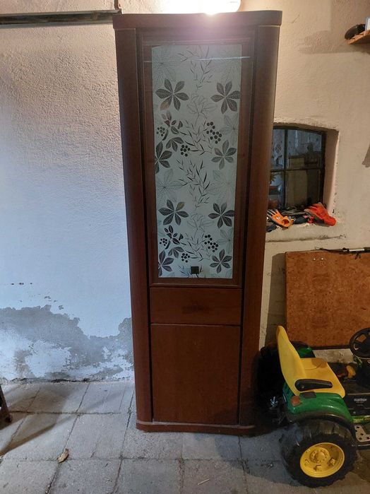 Szafa witrynka zadbana