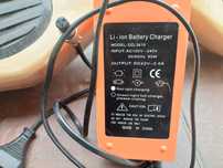 Ładowarka do elektrycznej deskorolki+ deskorolka