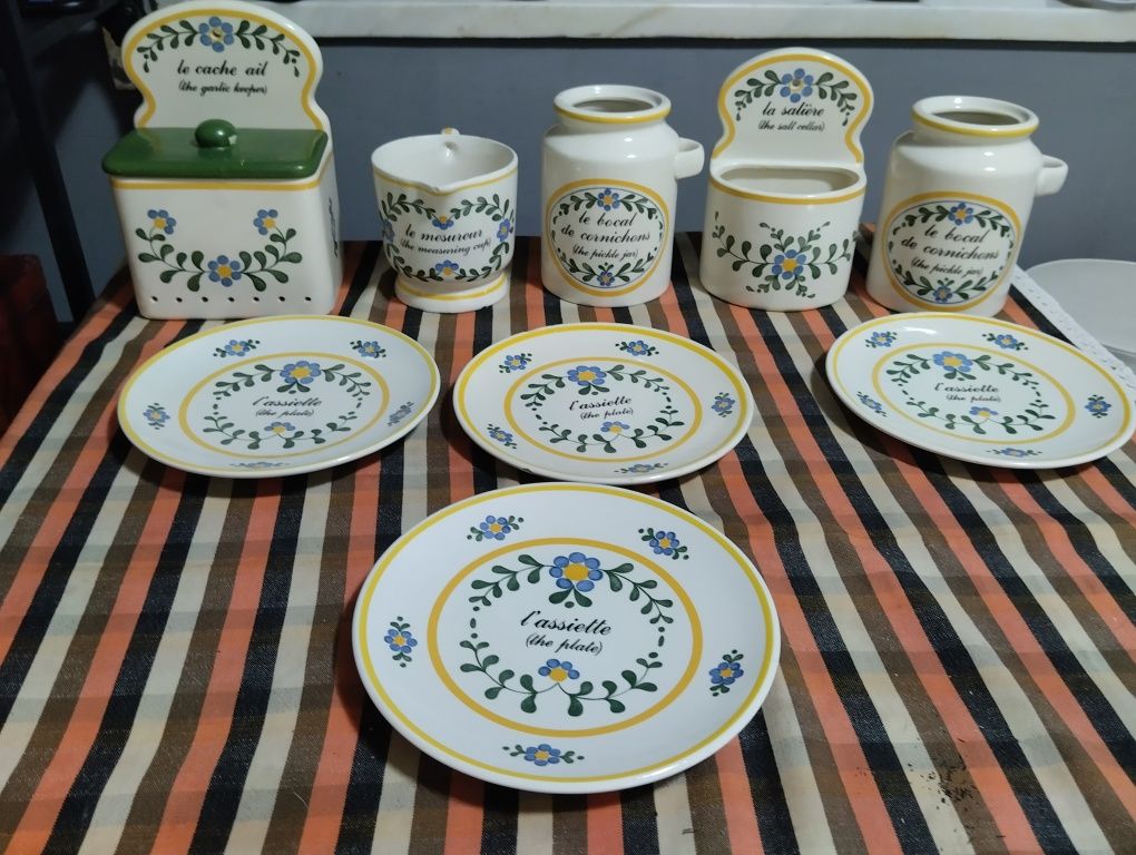 Conjunto de pratos e recipientes vintage da coleção Le Leçon de Franca