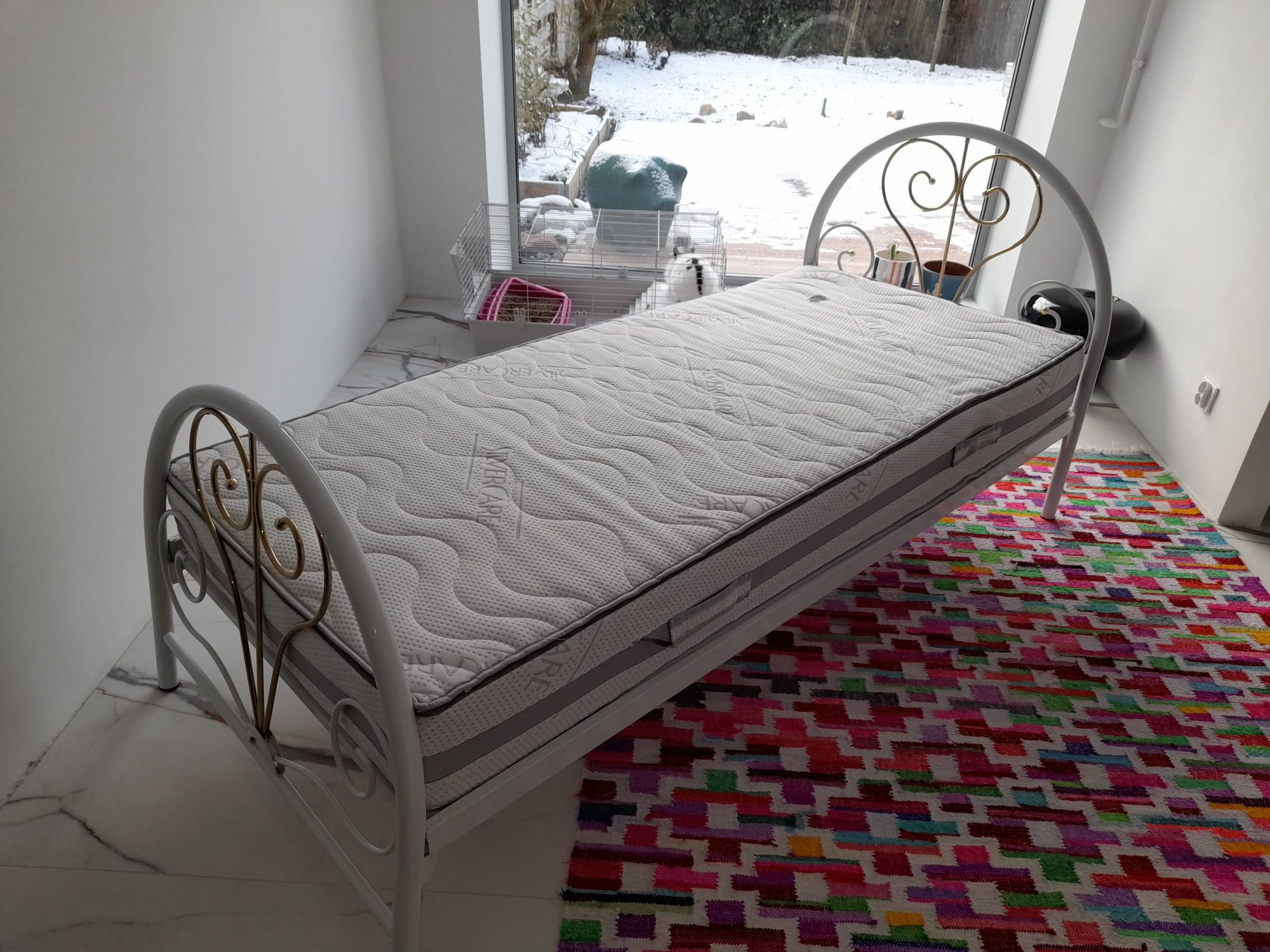 Metalowa rama łóżka z materacem